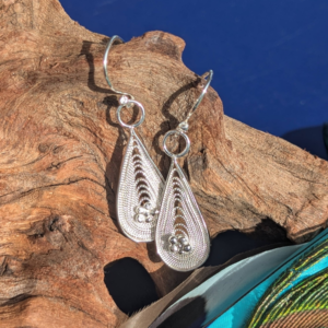 Boucles d'oreilles Danse du Désert - une goutte d'argent qui vibre comme un pas de danse