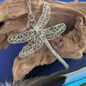 Pendentif Libellule - la grâce d'un battement d'ailes