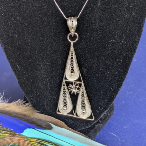 Pendentif Trigona - Géométrie et modernité