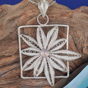 Pendentif "sortir du cadre" - Audace, dépassement